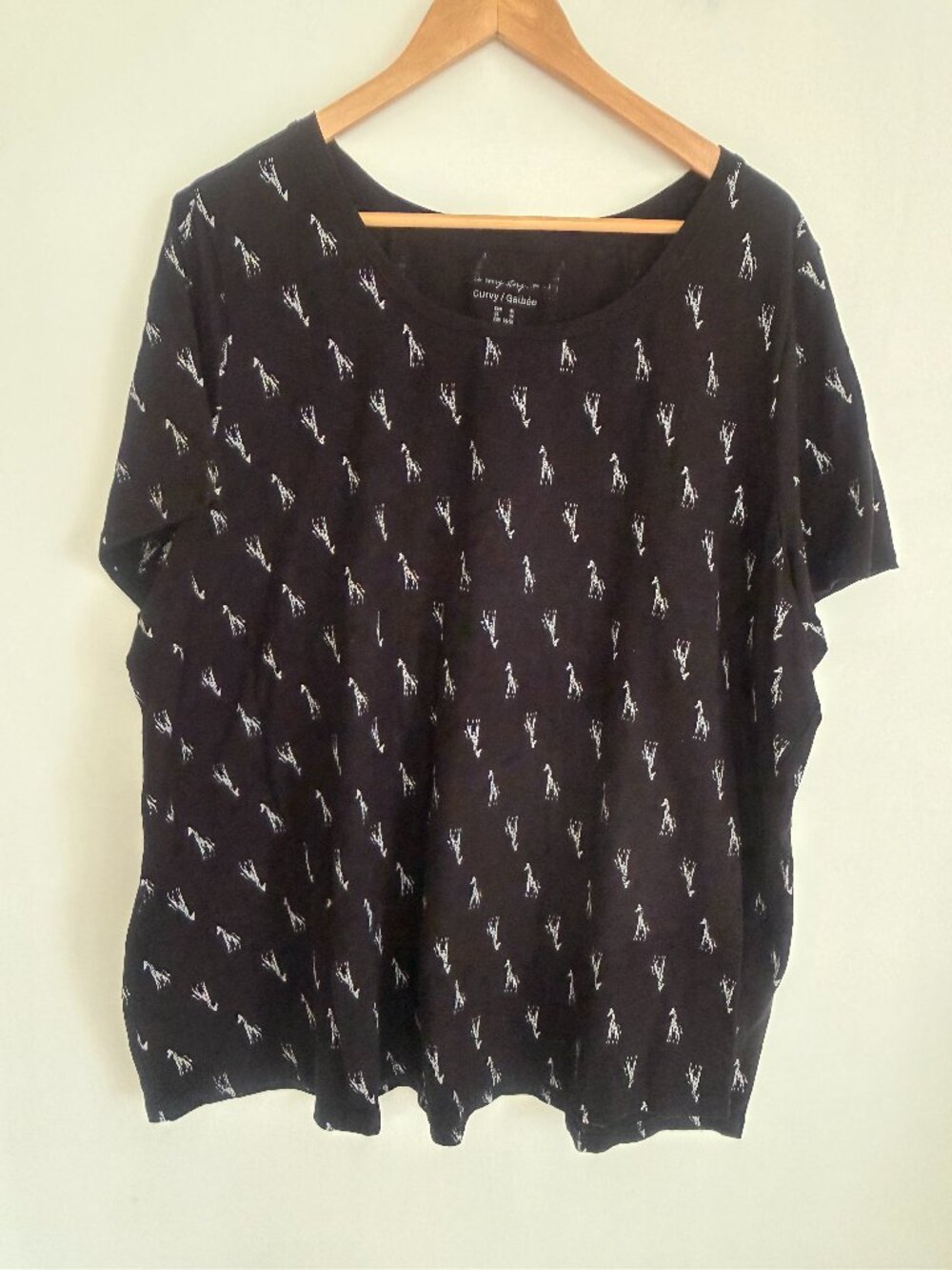 Penningtons Women Curvy Black w/White Giraffes Short Sleeve Pullover Top Size 4X